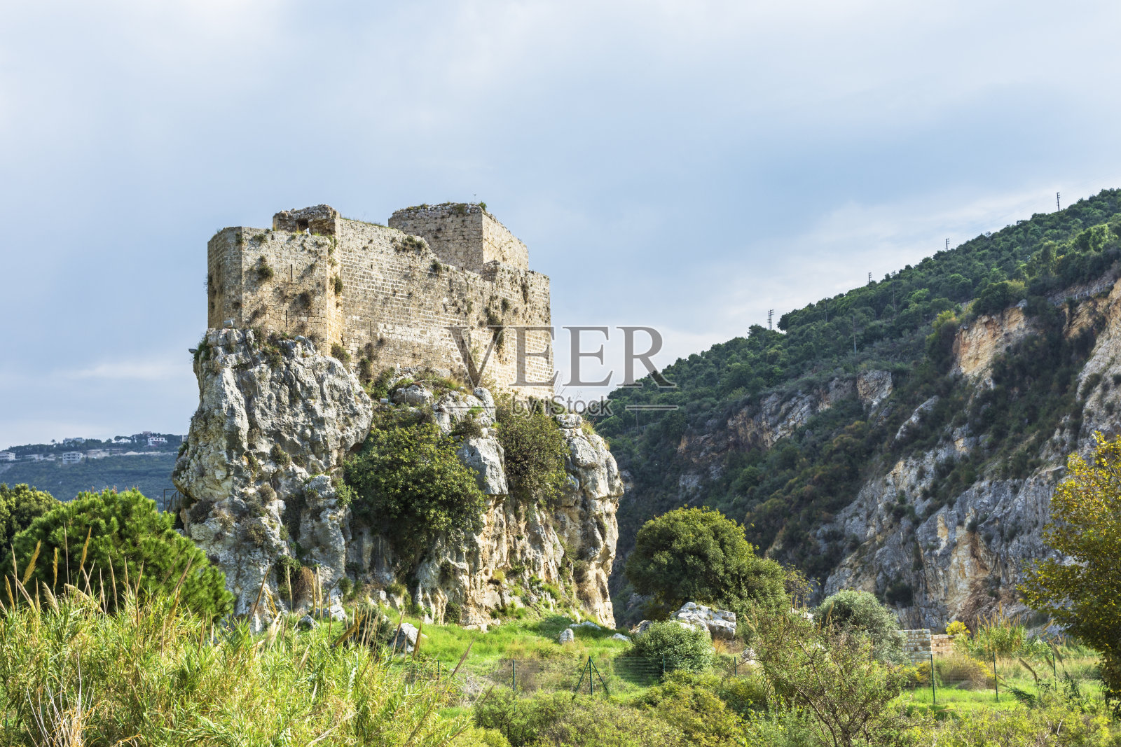黎巴嫩建在石灰岩上的17世纪姆塞伊拉堡照片摄影图片