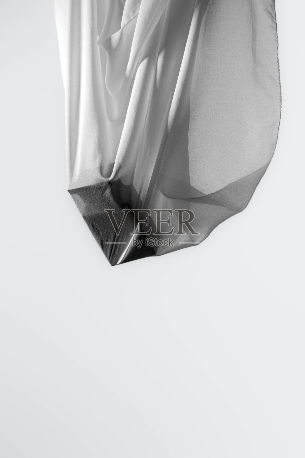 2024年11月11日,俄罗斯莫斯科。Tom Ford的香水瓶宣传照。黑白电影照片摄影图片