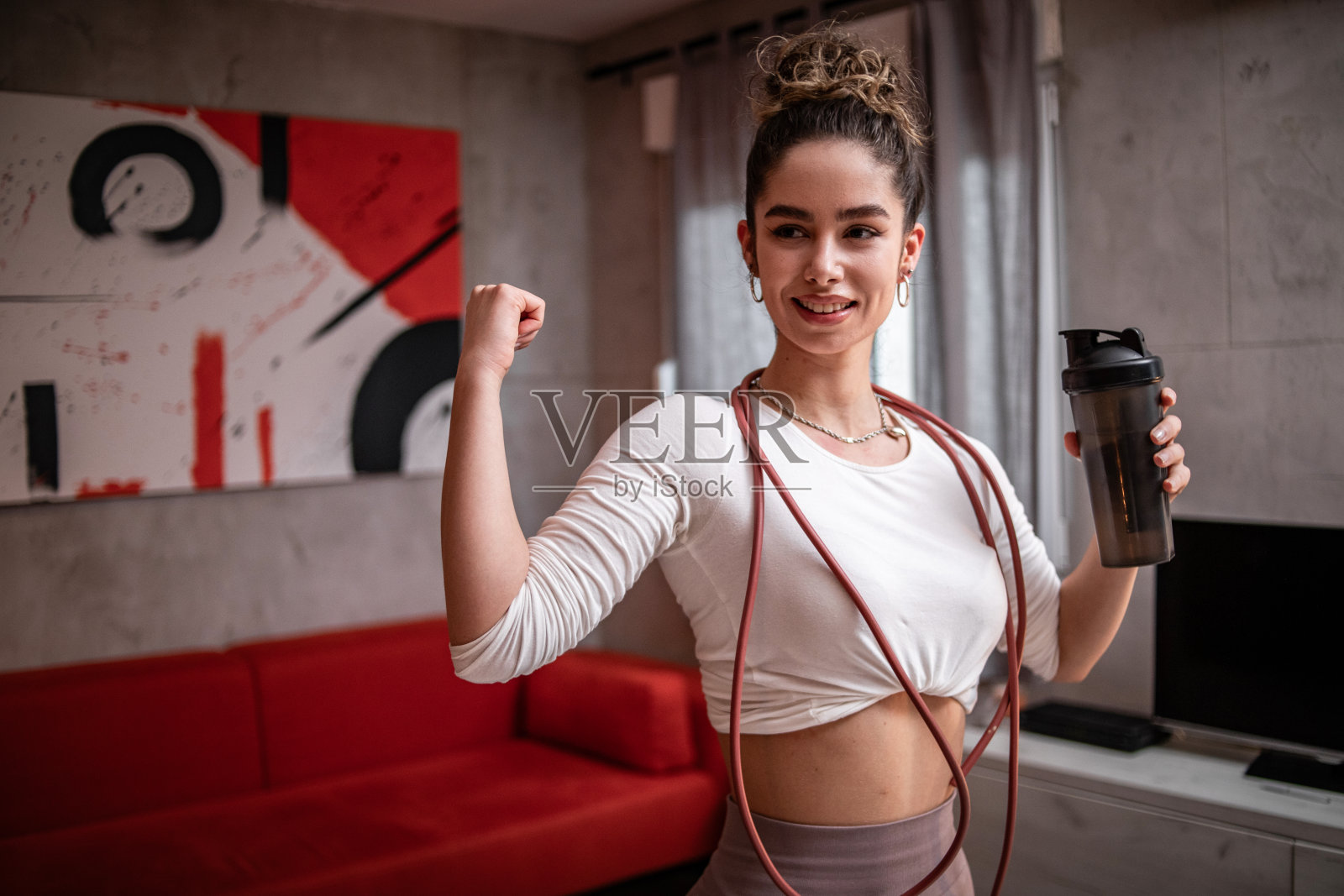 一个美丽的运动愉快的女人在她的公寓做运动的肖像照片摄影图片