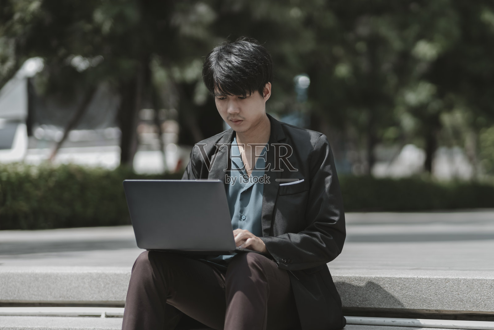 被解雇或辞职的员工使用笔记本电脑找工作、安排面试,失业、招聘、辞职概念照片摄影图片