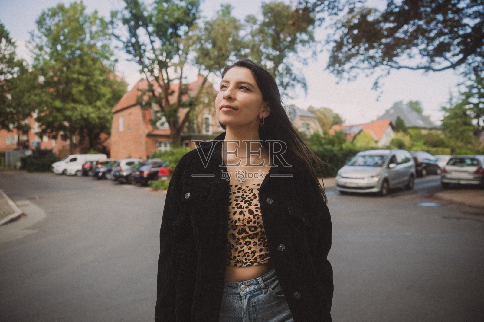 年轻女子在城市街道上的户外肖像照片摄影图片