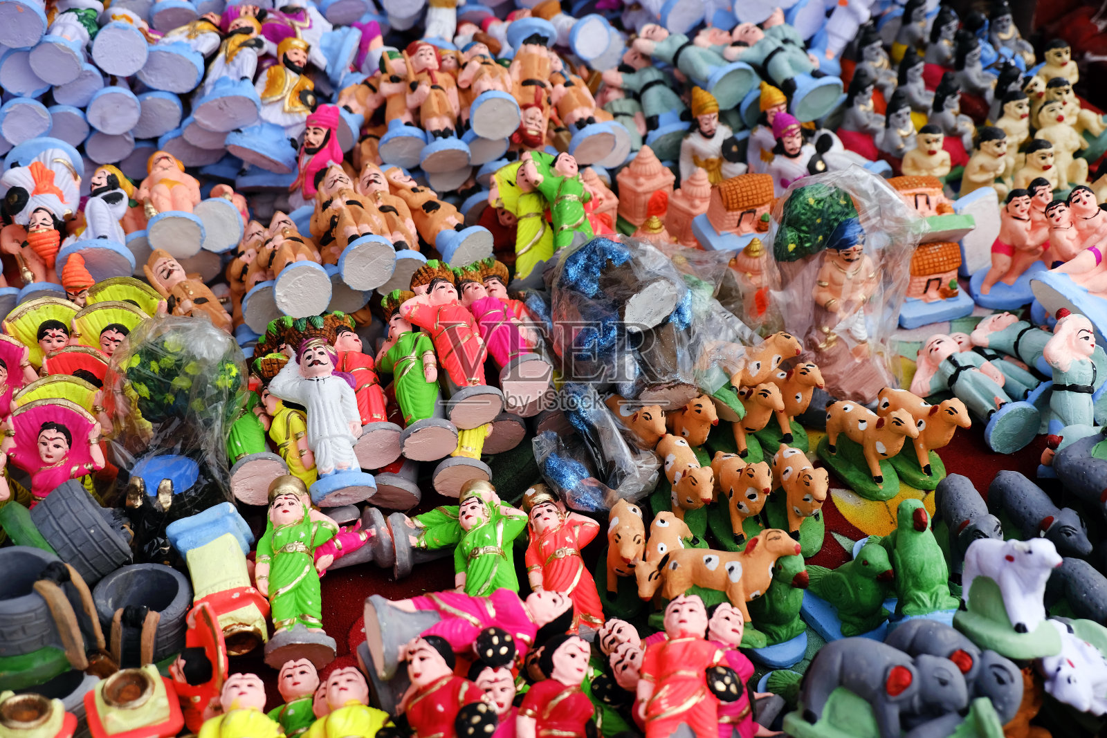 印度,浦那。在马哈拉施特拉邦,孩子们用泥土建造堡垒,向贾特拉帕蒂·希瓦吉·玛哈茹阿贾致敬,并用泥土做的小战士雕像装饰堡垒,排灯节前在市场上出售。照片摄影图片