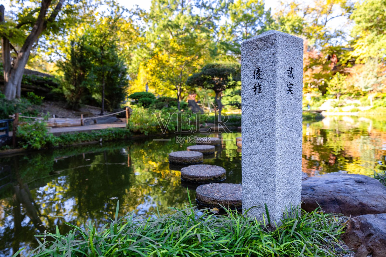 风景优美的日本花园与一组石阶通往水照片摄影图片