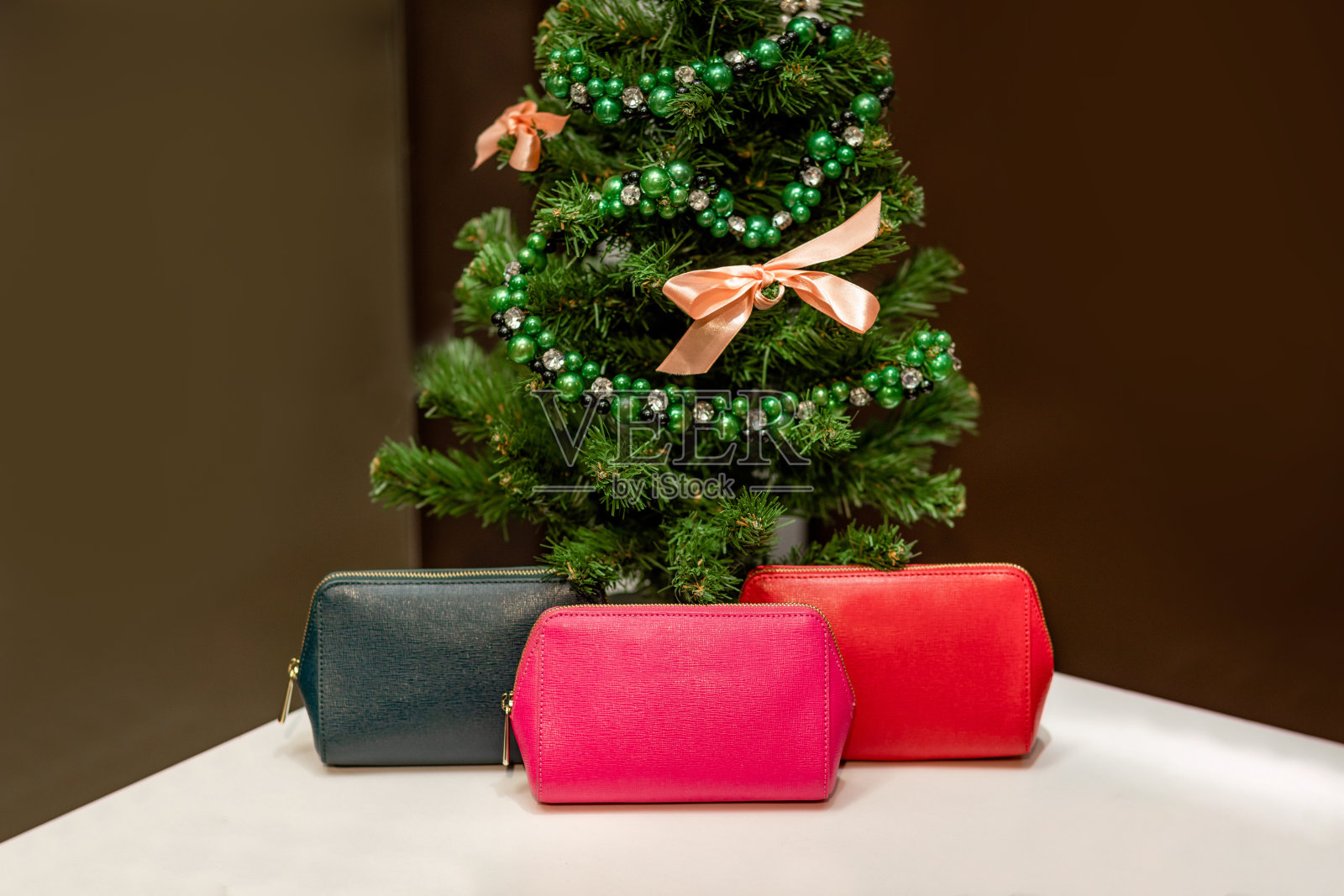 钱包的照片,工作室拍的。摄影以圣诞树、新年为概念。照片摄影图片