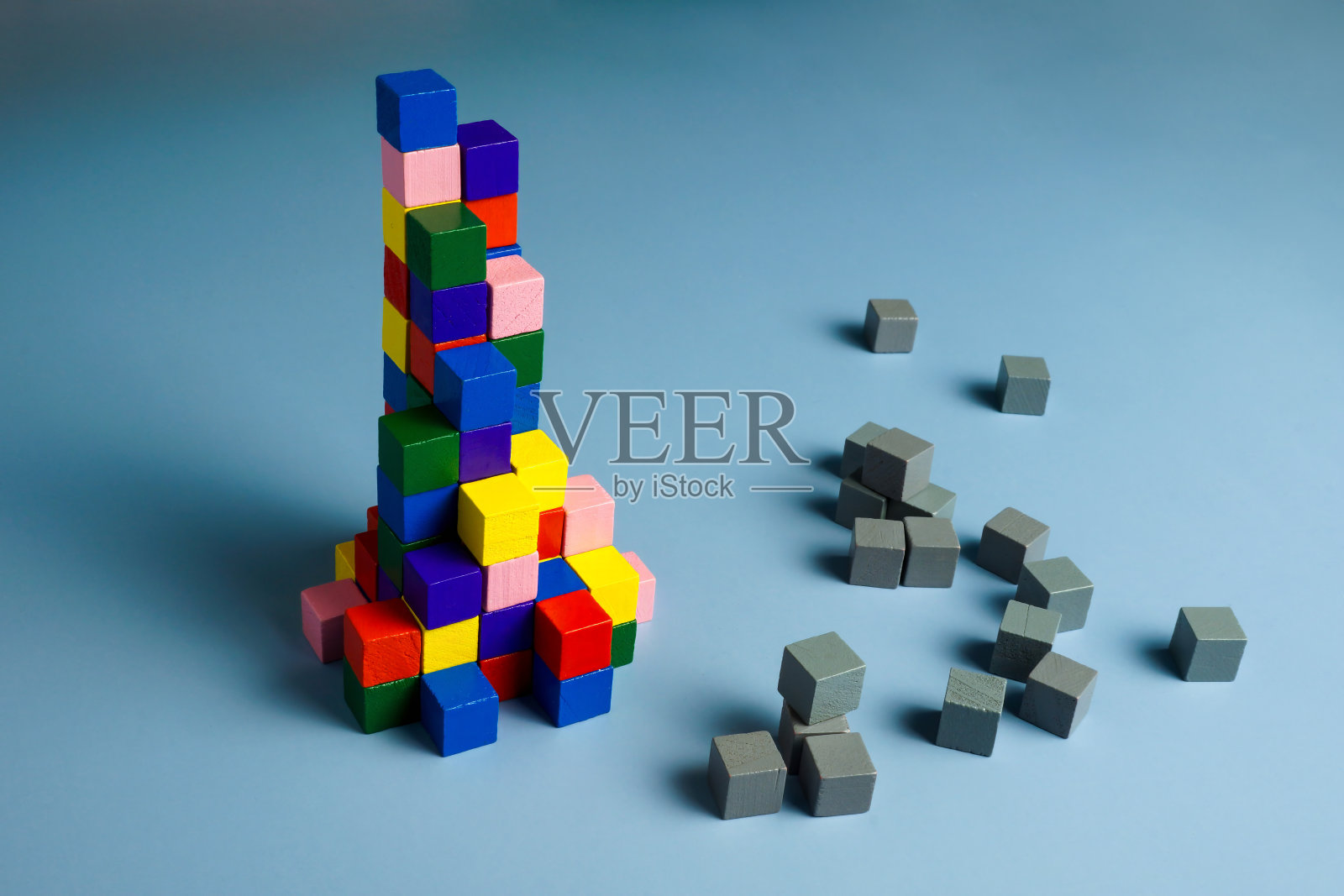 团队合作、团结、多元。灰色立方体和多色金字塔。照片摄影图片