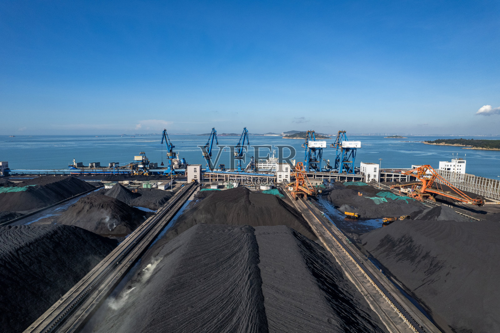 堆放在港口的煤炭鸟瞰图照片摄影图片
