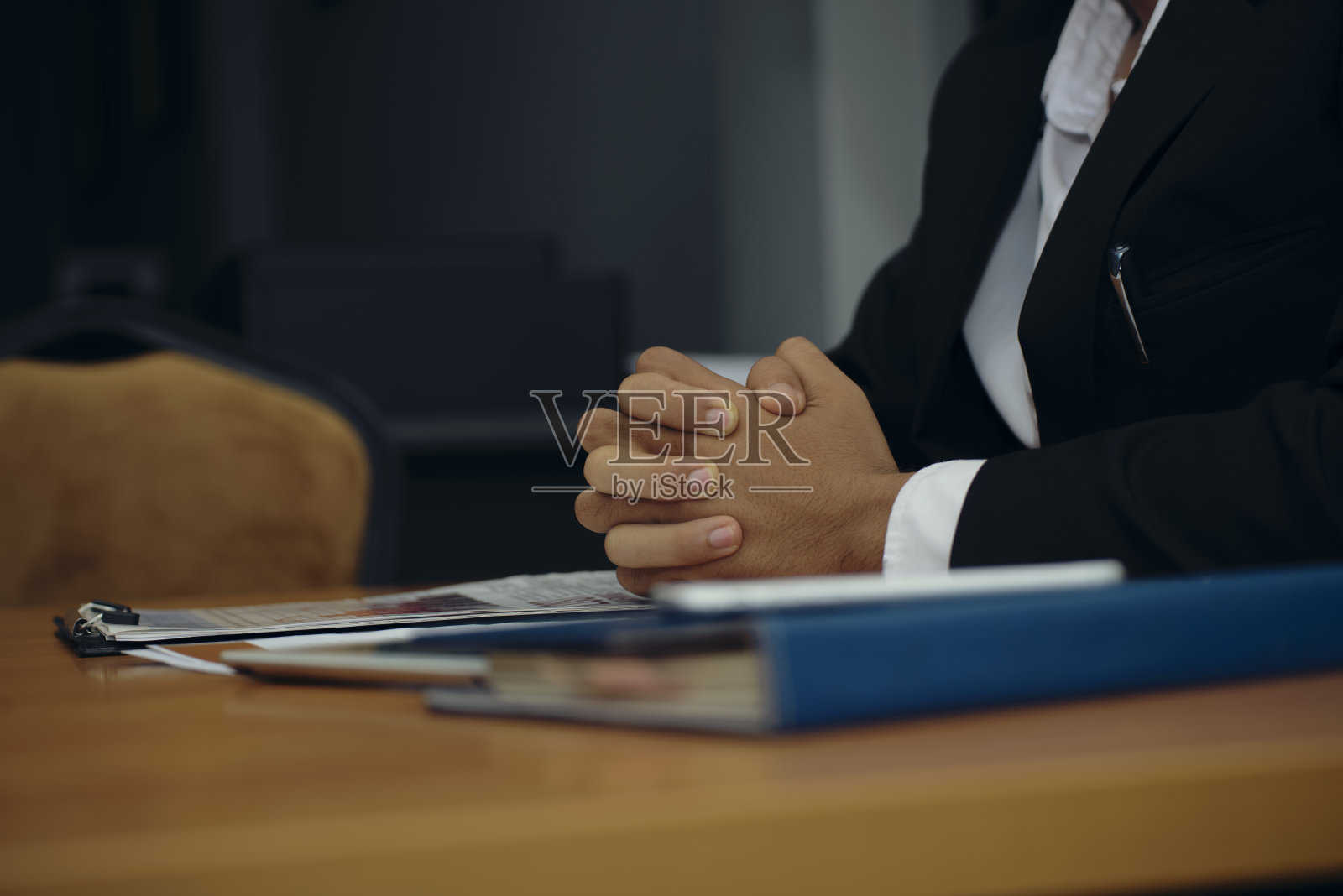 压力大的商人,因工作压力和办公室过度劳累而感到沮丧和不安。男性努力工作、感到疲倦和头痛的侧视图。压力和沮丧的概念照片摄影图片