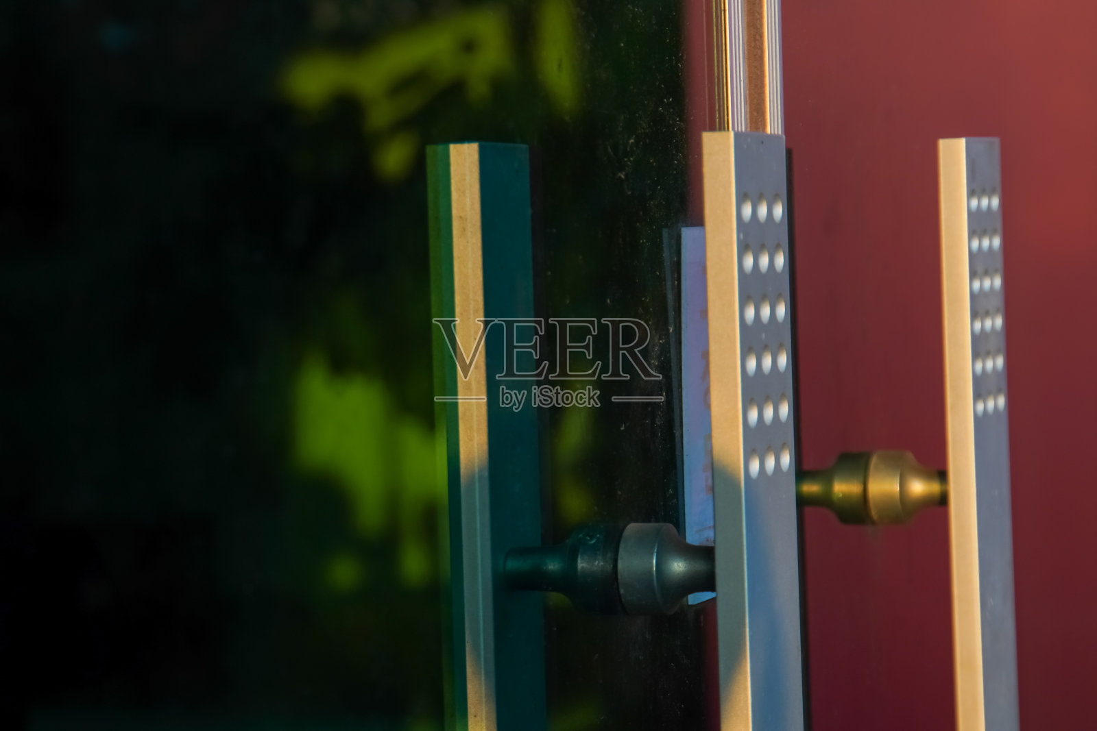 铝制玻璃门把手特写。照片摄影图片