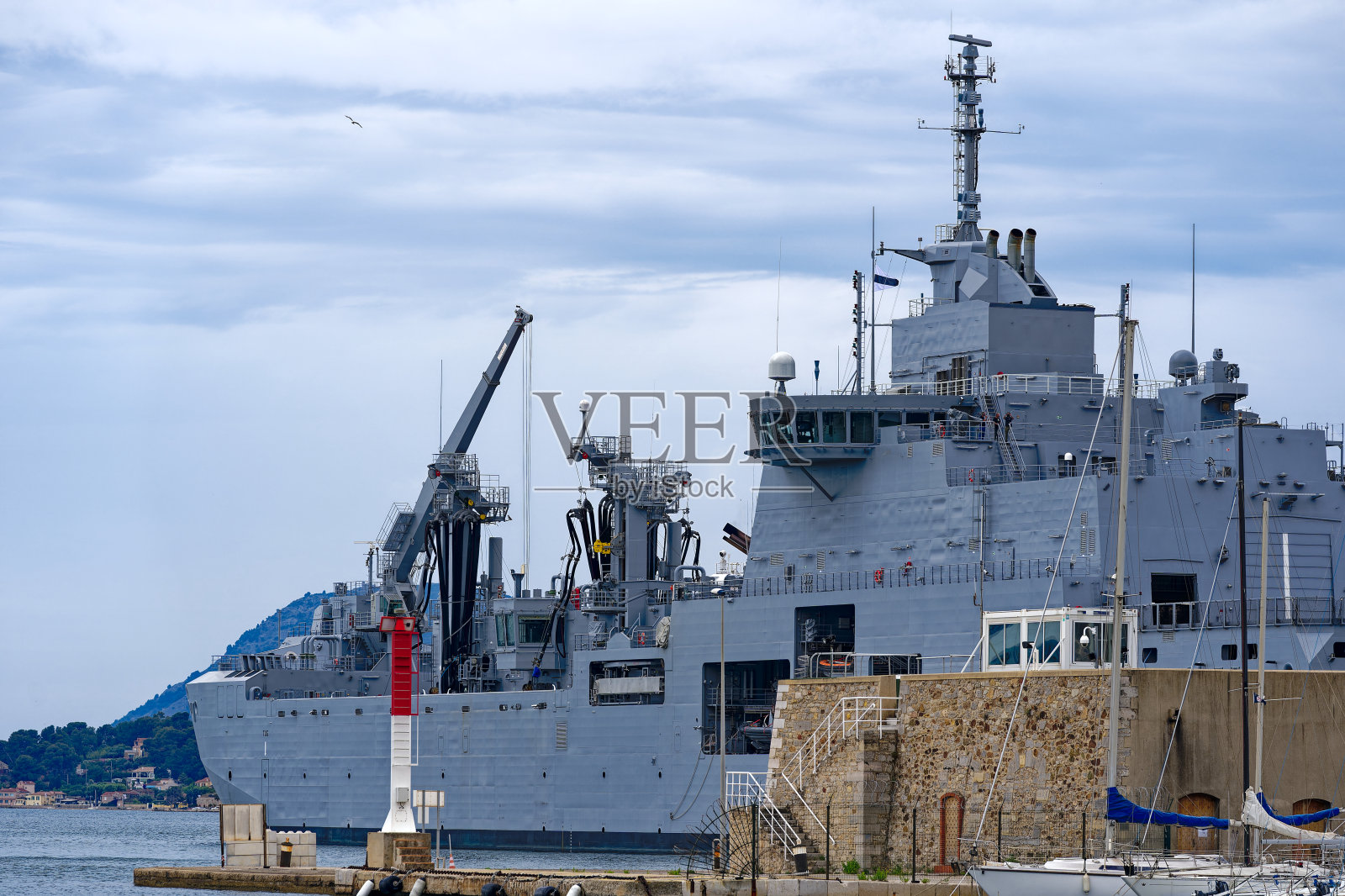 南部城镇的灰色法国军舰特写。照片摄影图片