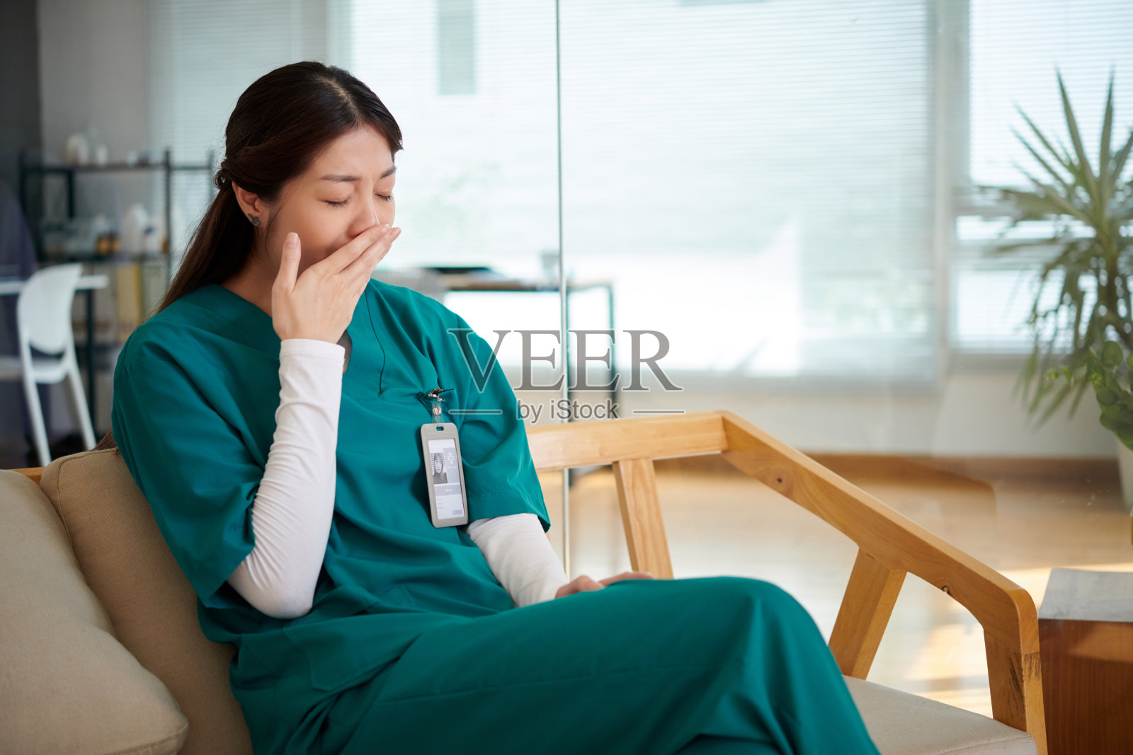 打呵欠的疲惫医护人员照片摄影图片