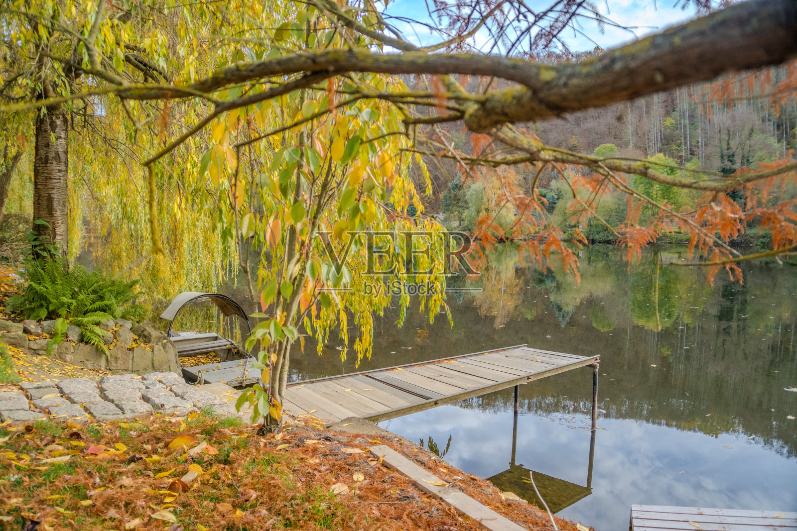 美丽的贝ounka河的景色在秋天的木船照片摄影图片