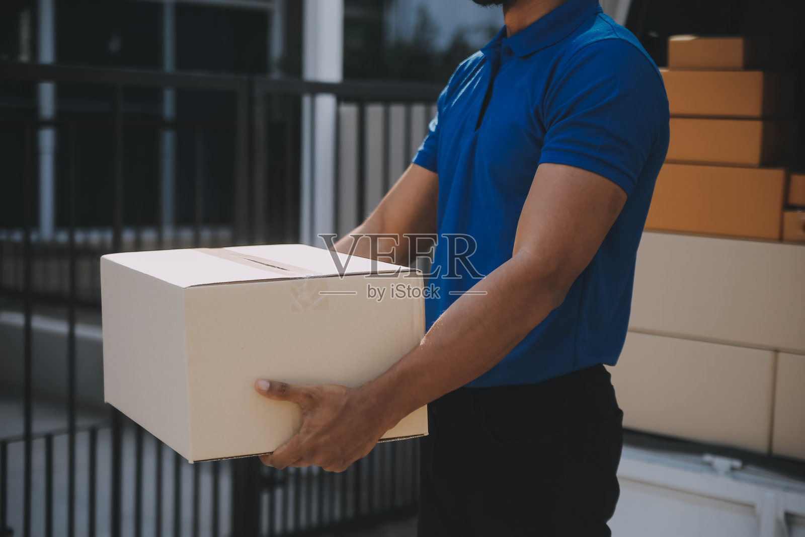 女商人创办小企业企业家中小企业成功。自由职业妇女在家工作与在线包裹递送。中小企业包装交付理念照片摄影图片