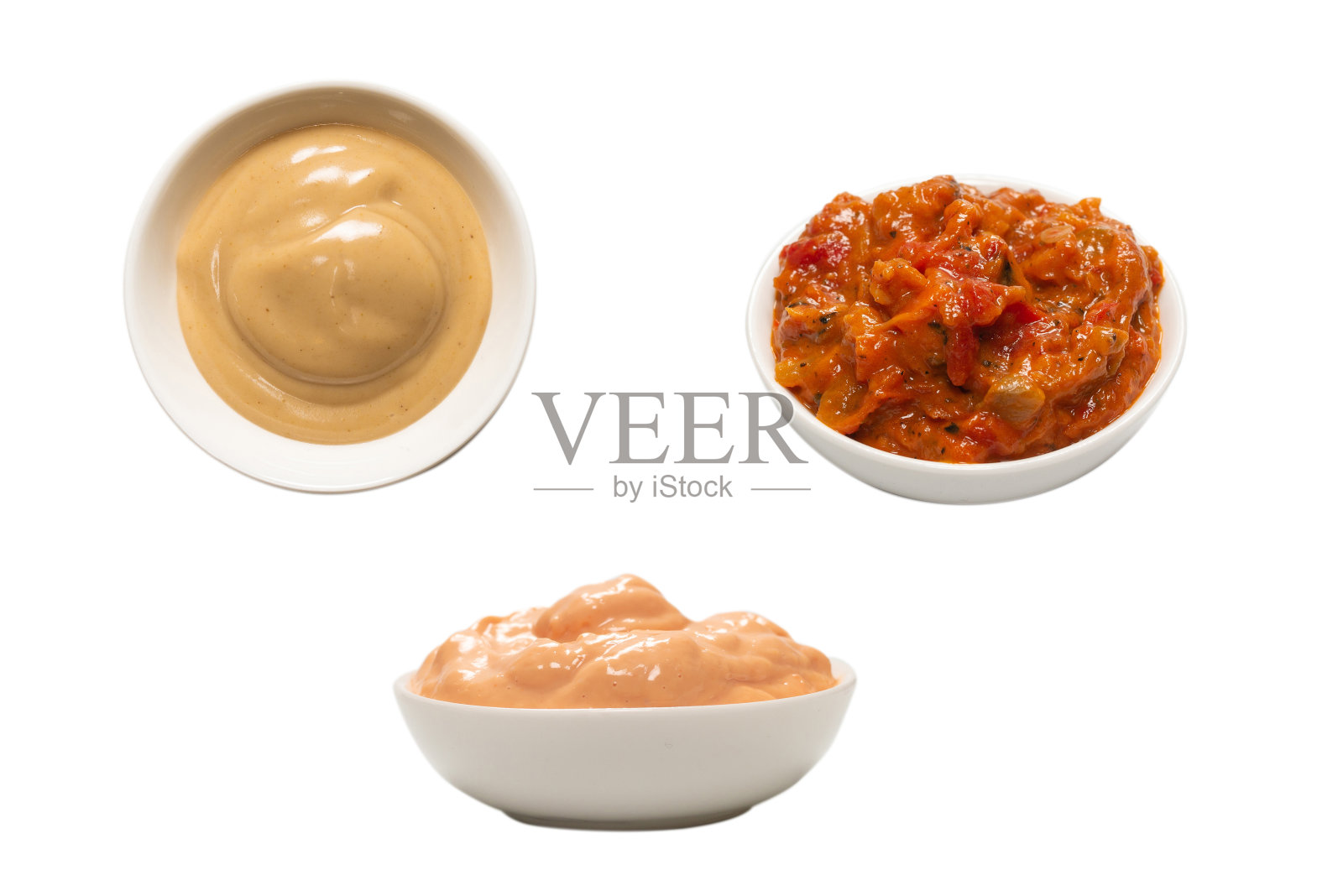 蘑菇酱放在碗里,孤立在白色背景上。照片摄影图片