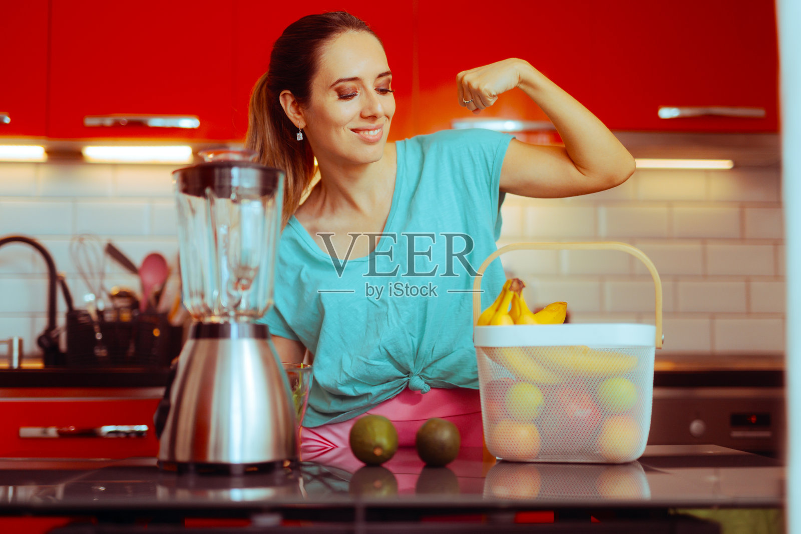 健康女性肱二头肌准备摇一摇照片摄影图片