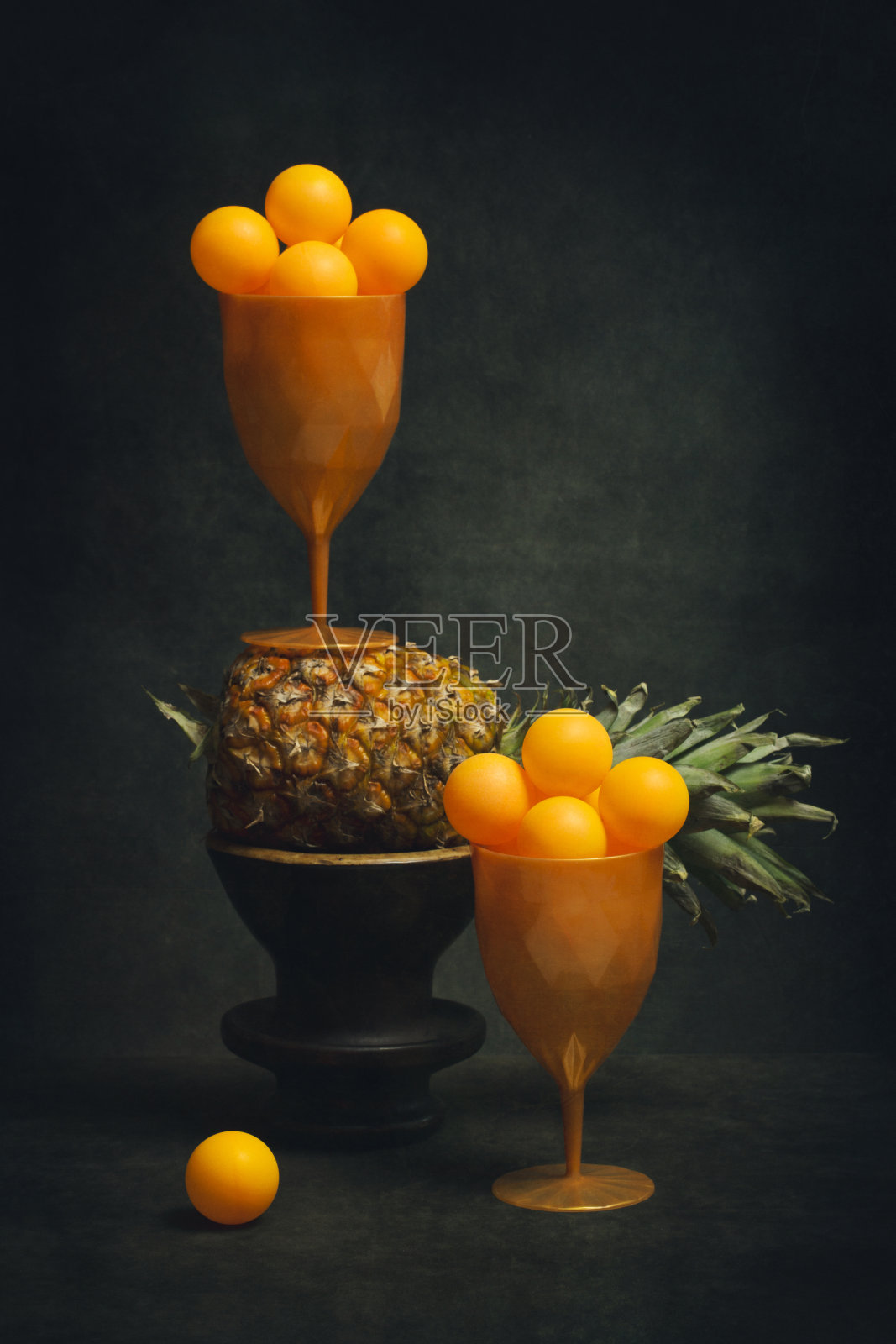 静物画,菠萝和橘子球装在玻璃杯里照片摄影图片