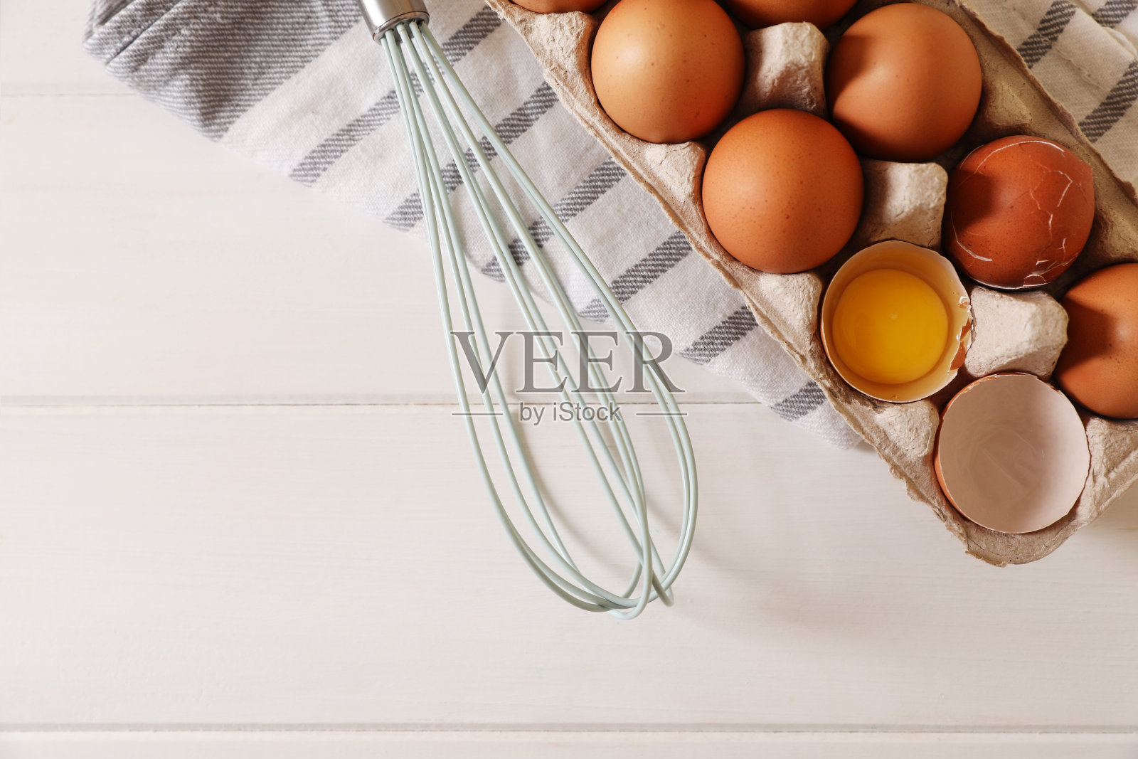 新鲜的生鸡蛋和搅打在白色的木桌上,平放。文本空间照片摄影图片