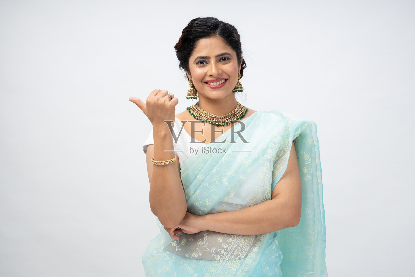 年轻女子的肖像指导空空间宣传新闻销售孤立的白色背景,库存照片照片摄影图片