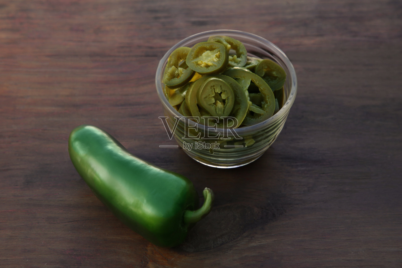 木桌上新鲜腌制的绿色墨西哥胡椒照片摄影图片