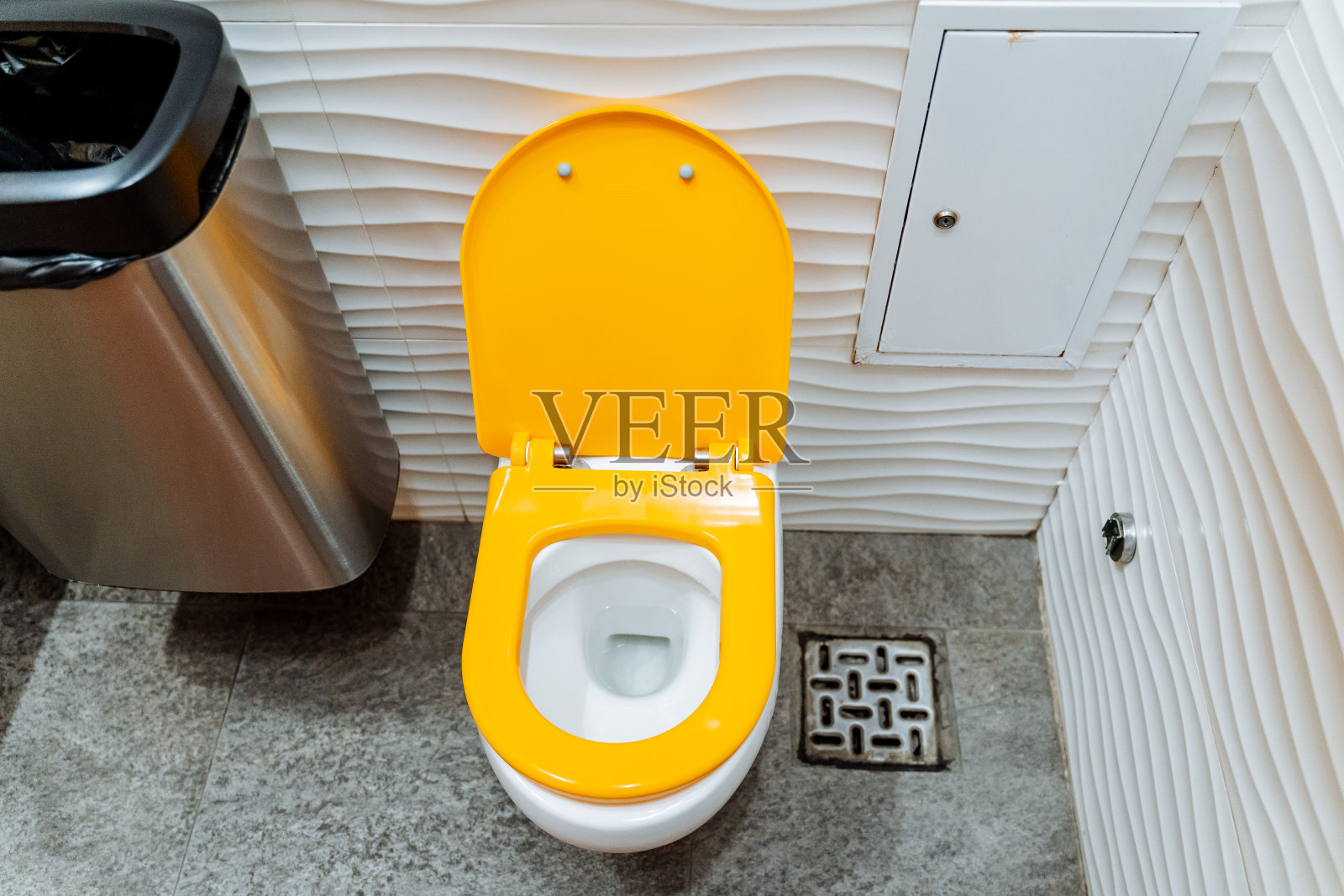 打开马桶盖,厕所,黄色的冲水箱,商场里的厕所,打扫厕所。照片摄影图片