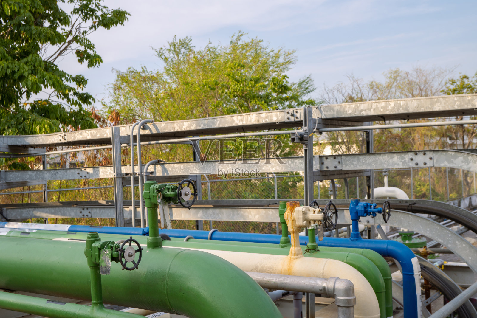 电厂配水管道上的手动闸阀。照片摄影图片