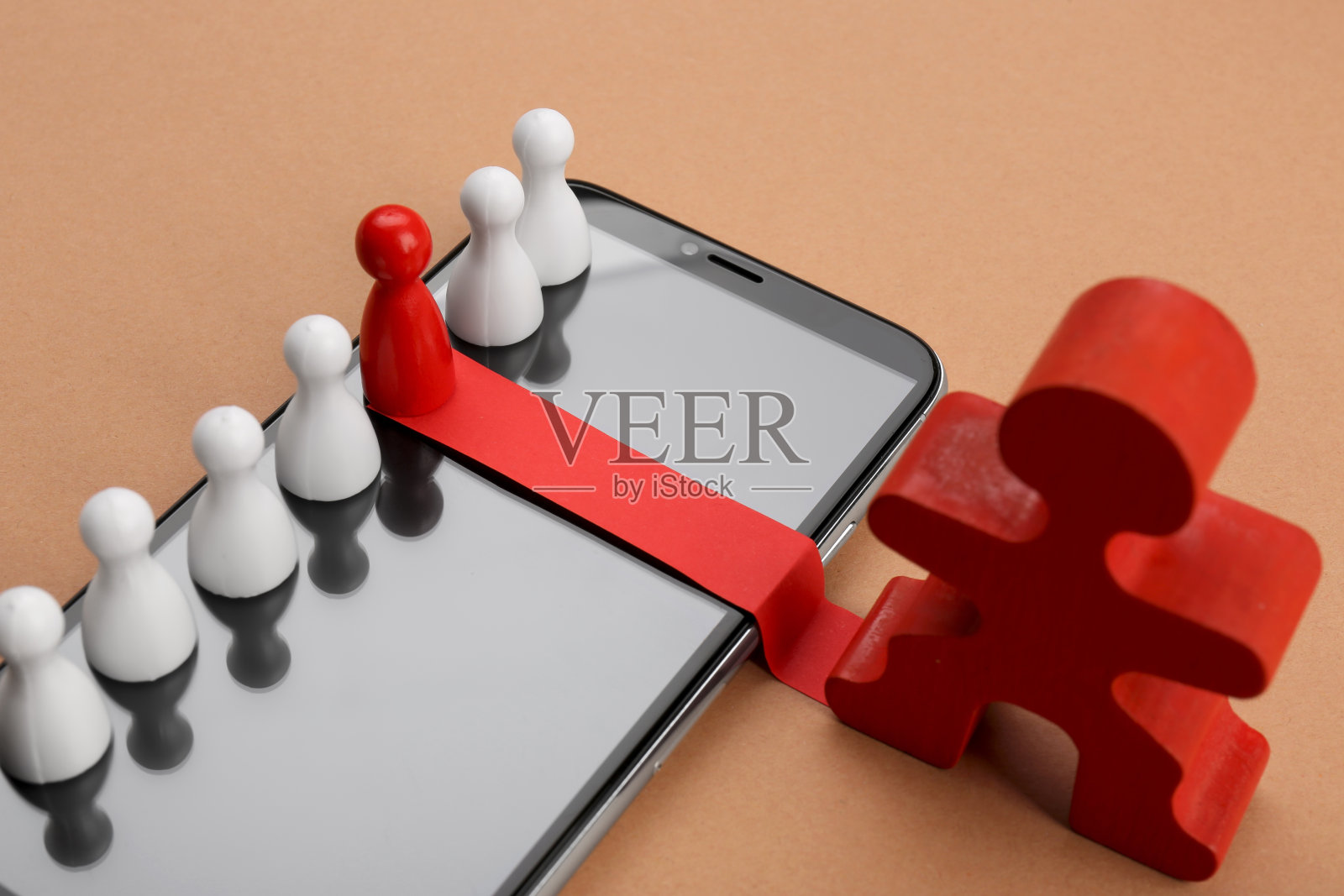 招聘流程,岗位竞争理念。白色棋子中的红色棋子被米色背景上的人物选为最佳申请人照片摄影图片