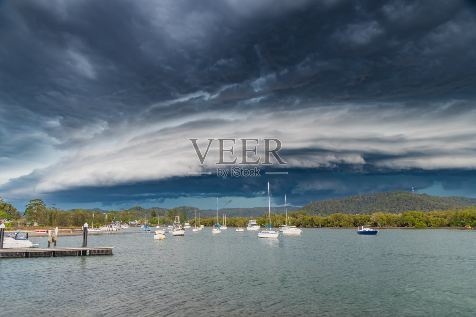 海滨的风暴锋面和冰架云照片摄影图片