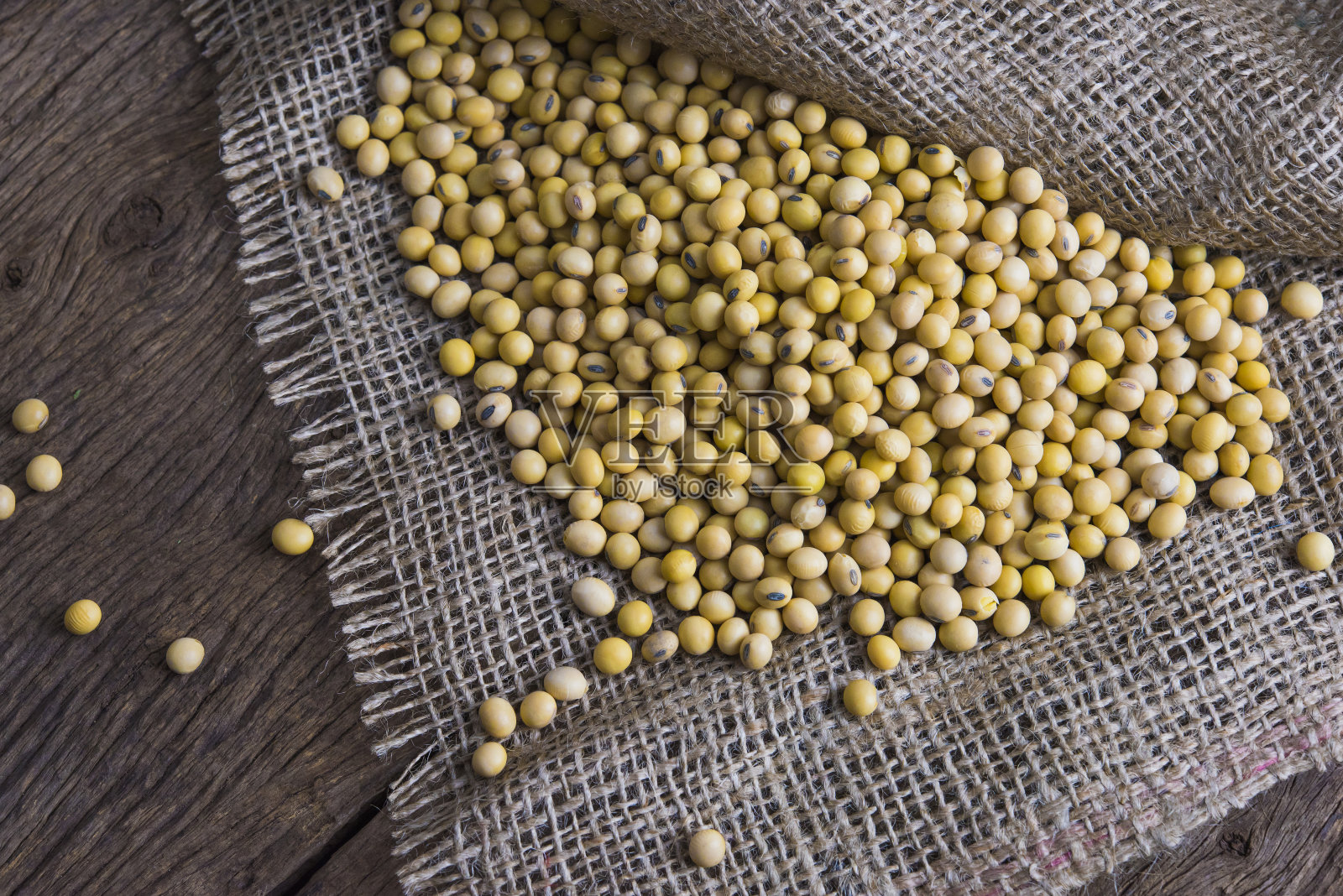 木桌上的黄豆照片摄影图片