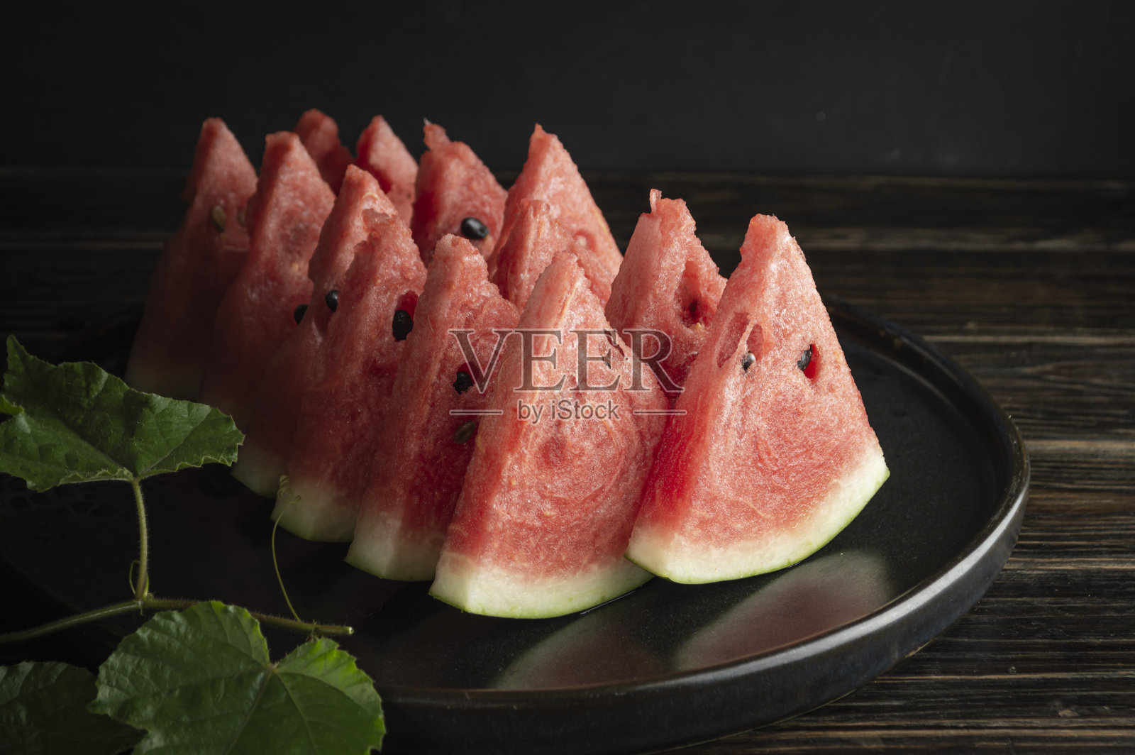 熟透的红西瓜切块照片摄影图片