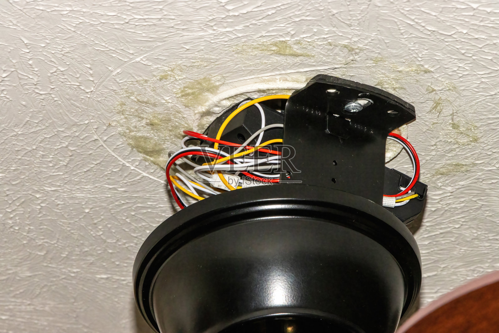 吊扇安装时电线外露照片摄影图片