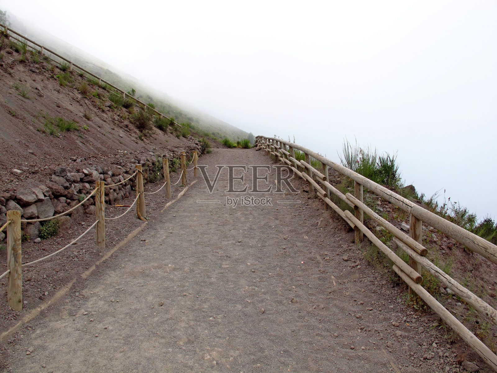 雾中的维苏威火山,意大利照片摄影图片