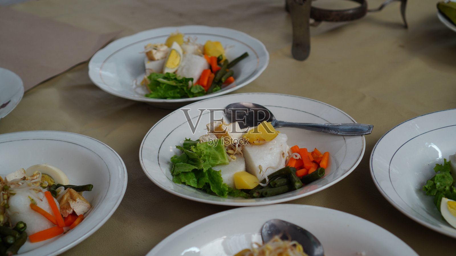 加朵加朵在几个盘子上照片摄影图片