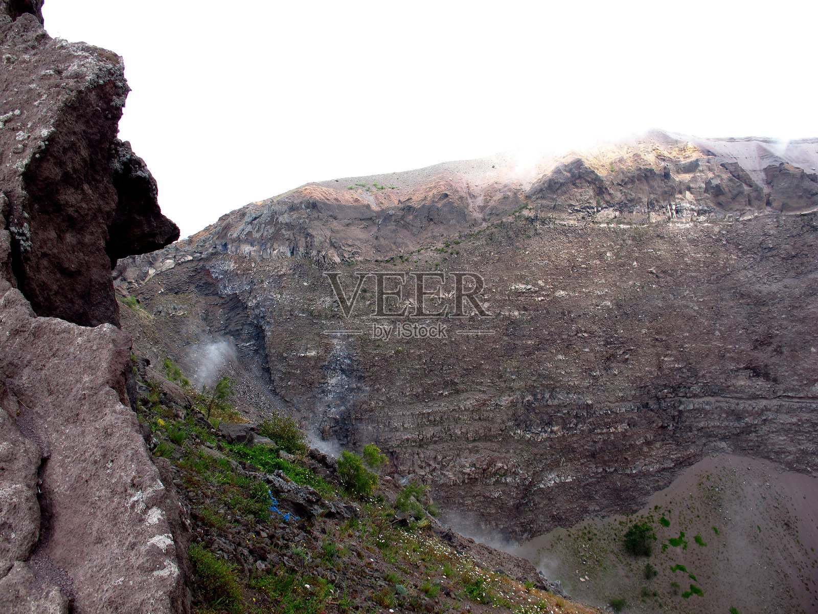 雾中的维苏威火山,意大利照片摄影图片