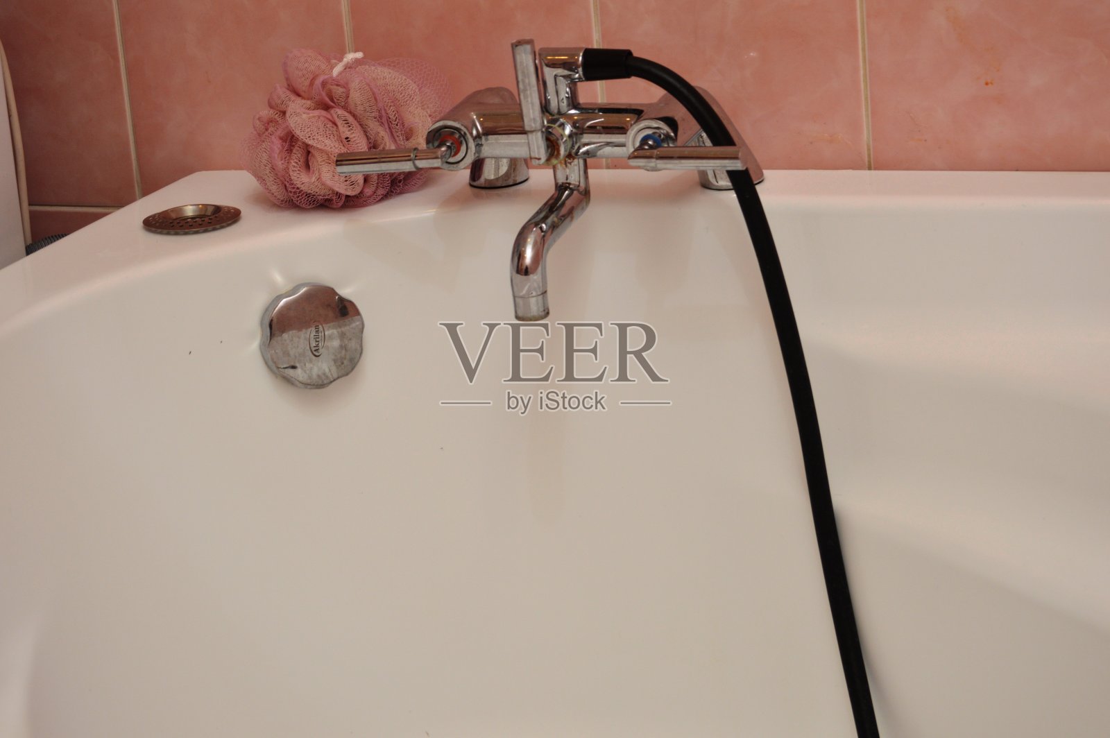 浴室里有按摩浴缸照片摄影图片