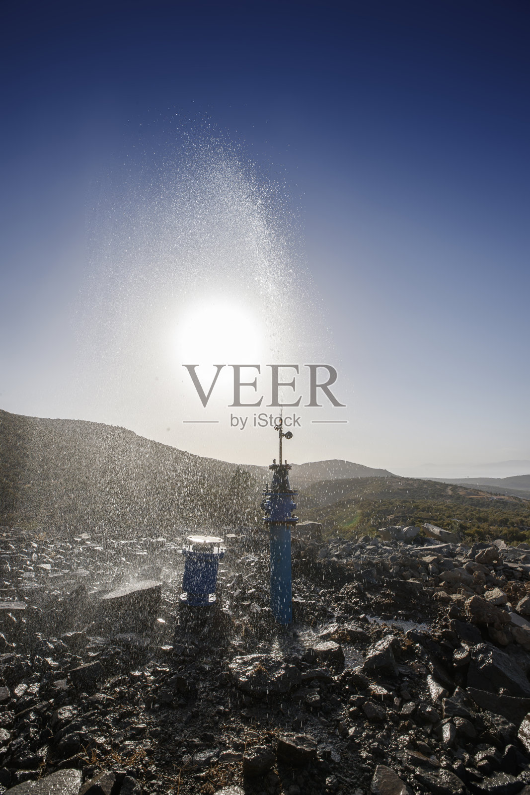 从田间农业工业管井中流出的高压结晶蓝色甜水照片摄影图片