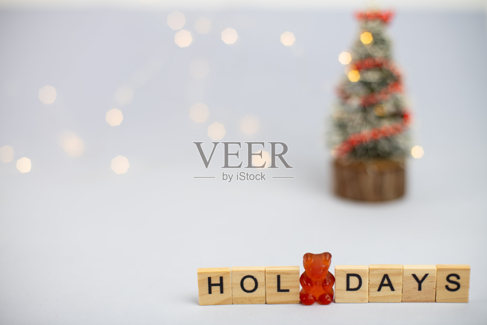 明亮的泰迪熊带着木制的信在度假。圣诞派对的概念。有选择性的重点。照片摄影图片