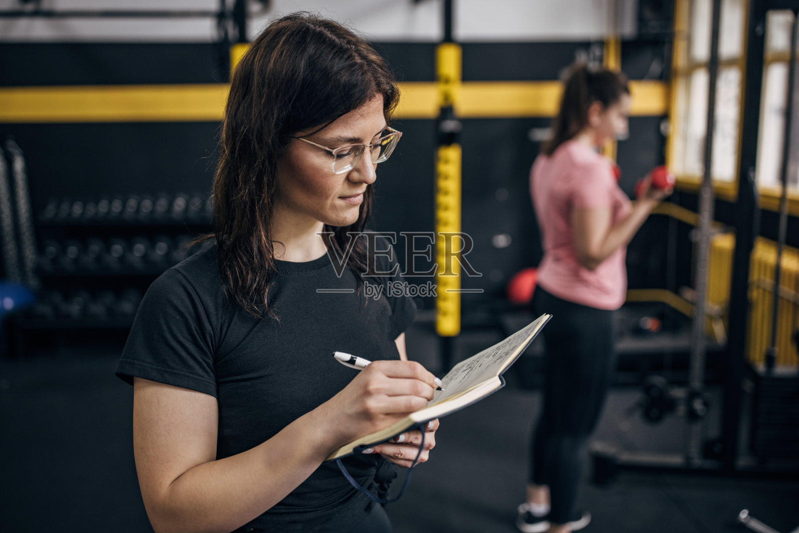 女健身教练在健身房照片摄影图片