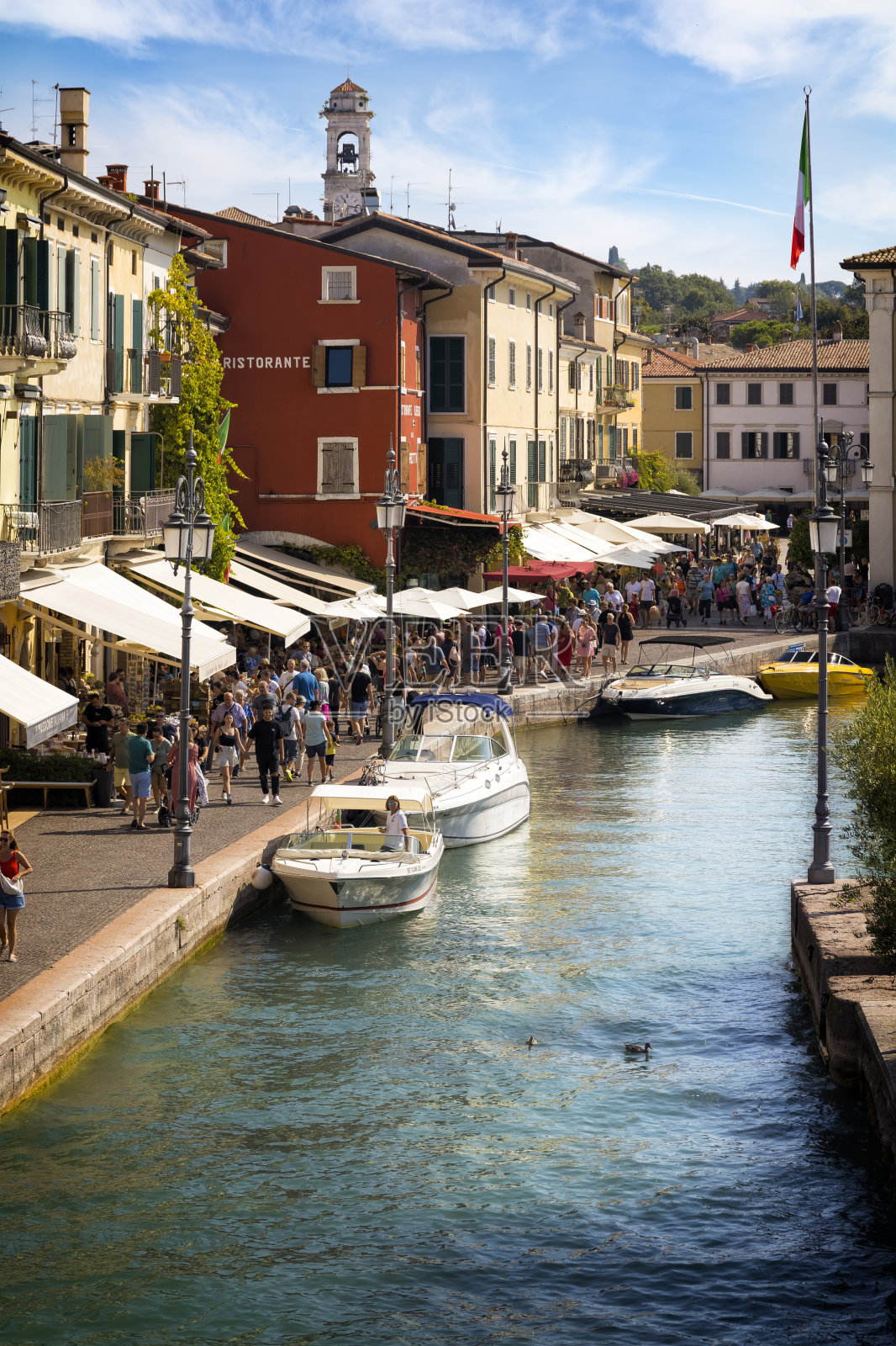 在意大利度假——加尔达湖上旅游小镇拉齐兹的风景照片摄影图片