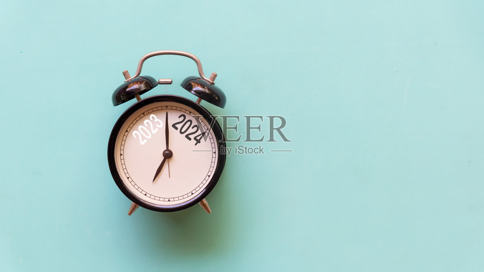 2023和2024黑色闹钟蓝色背景,圣诞快乐和新年快乐的概念。为文本复制空间和横幅照片摄影图片