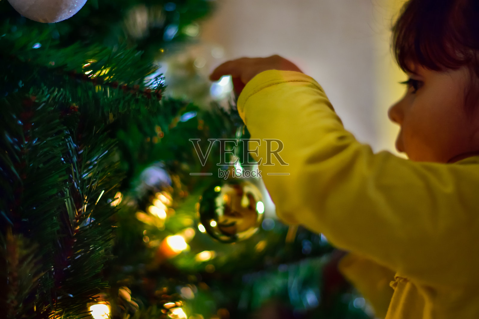 放圣诞饰品的女孩照片摄影图片