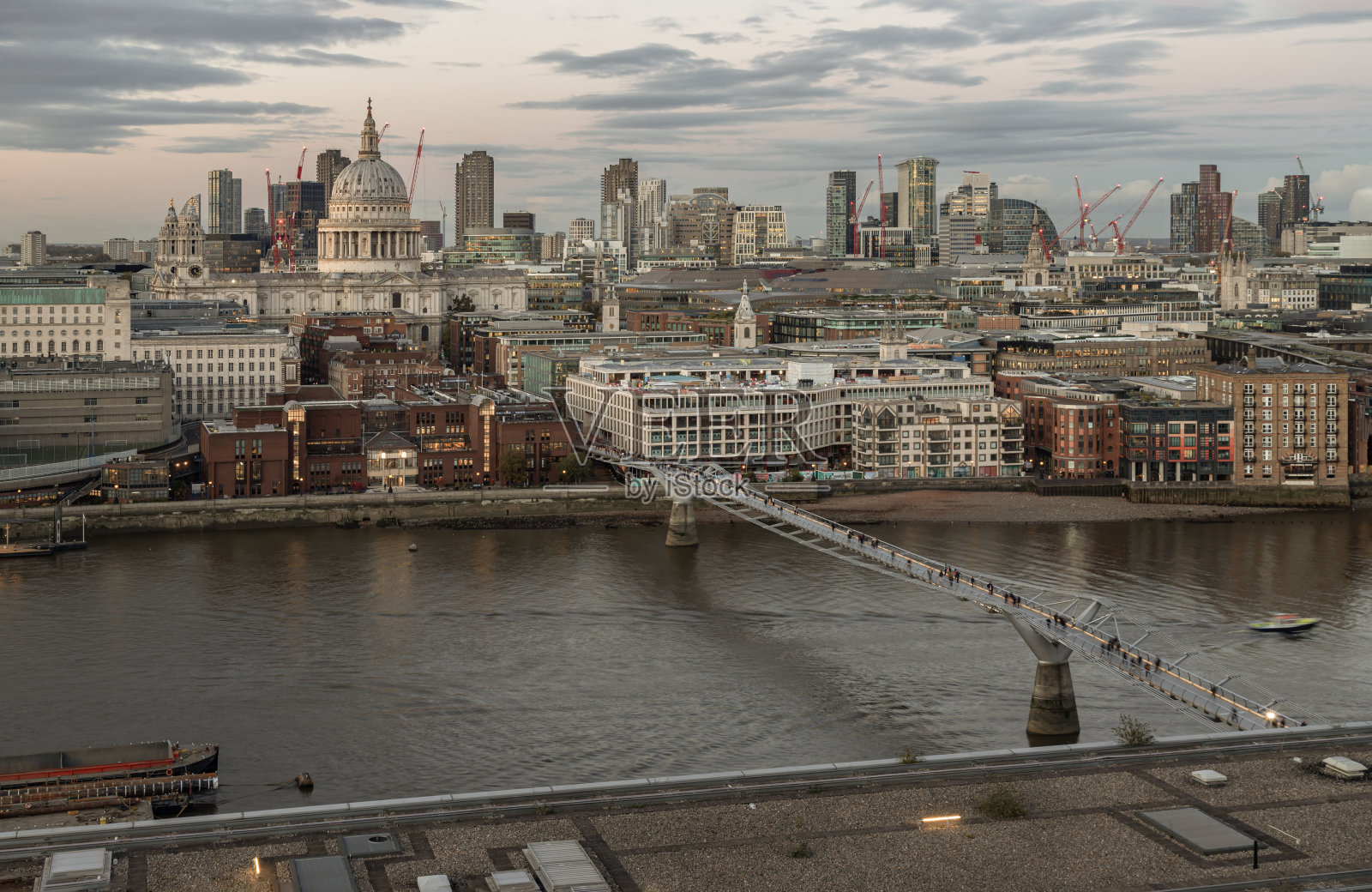 高角度观看圣保罗大教堂和摩天大楼,泰晤士河和千年桥在日落的前景。照片摄影图片