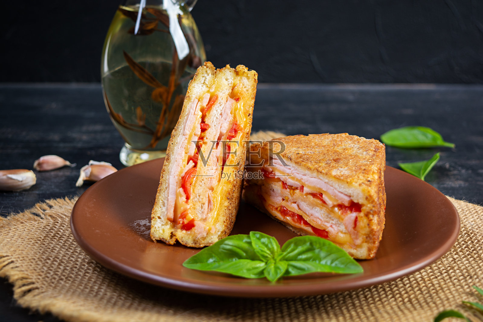 用面包屑和火腿、奶酪、西红柿煎的三明治照片摄影图片