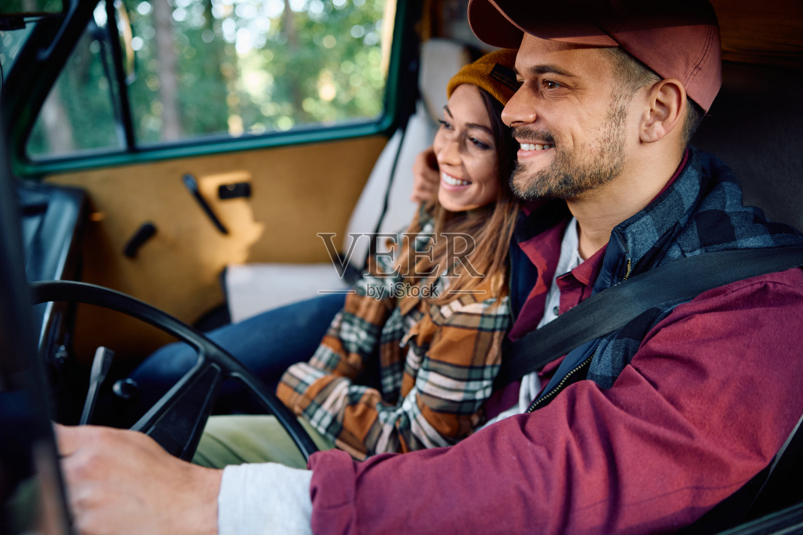 一对快乐的年轻夫妇开着他们的露营车享受旅行。照片摄影图片