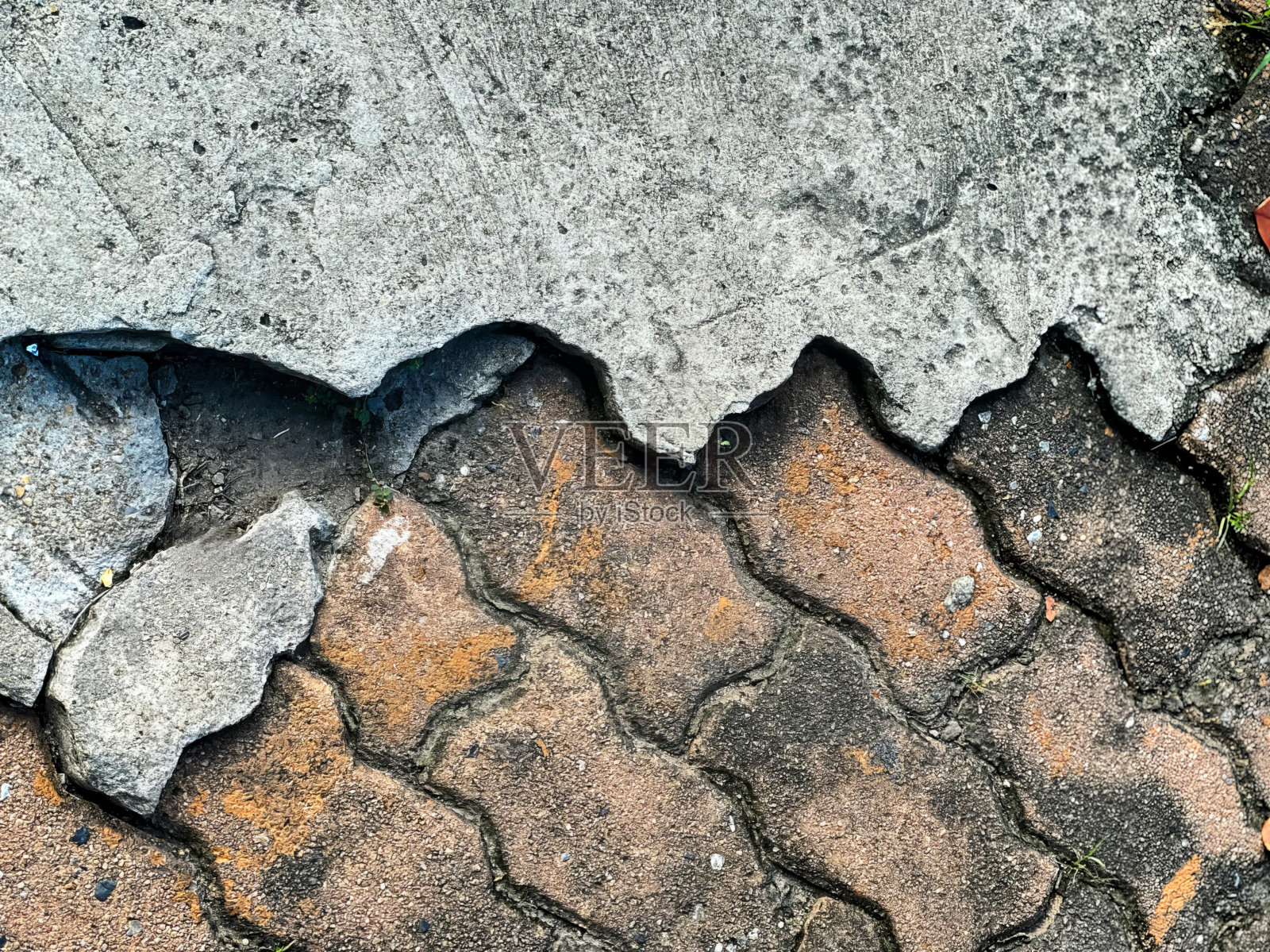 人行道上的裂缝。照片摄影图片