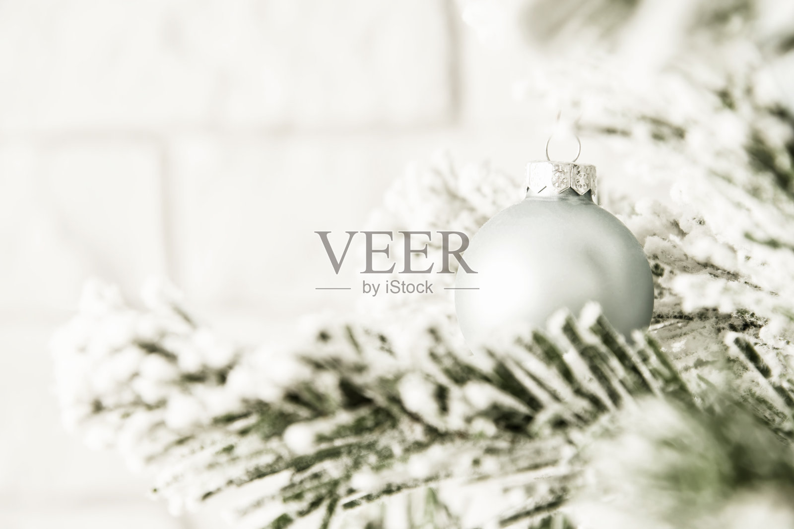 节日的圣诞树枝上装饰着华丽的蓝色玩具球和小玩意照片摄影图片