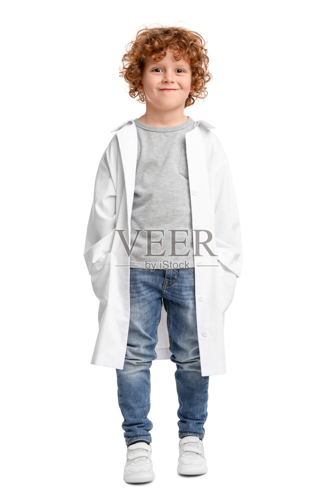 白色背景上穿着医疗制服的小男孩的全身肖像照片摄影图片