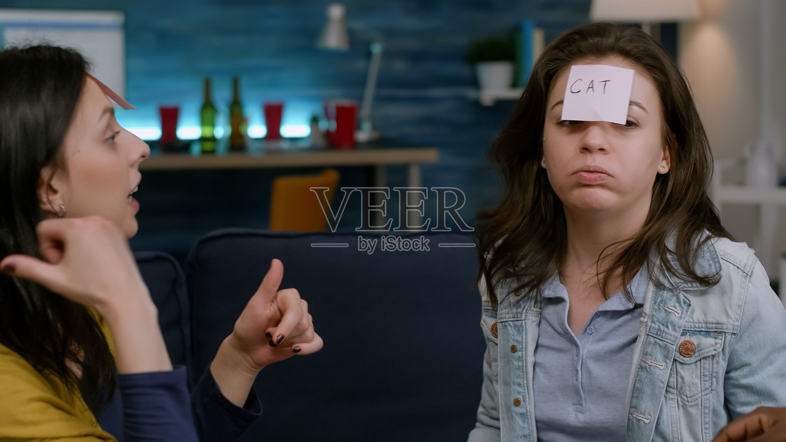 一群多民族的人在一起享受时光照片摄影图片