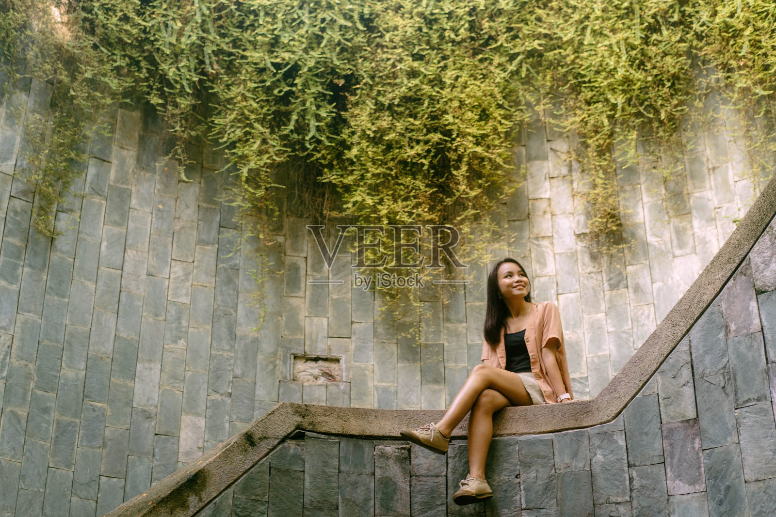 亚洲游客女孩在著名的康宁堡公园楼梯拍照点照片摄影图片