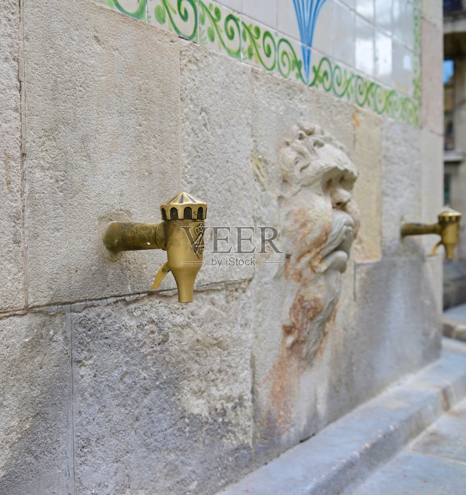 巴塞罗那哥特区的中世纪喷泉照片摄影图片