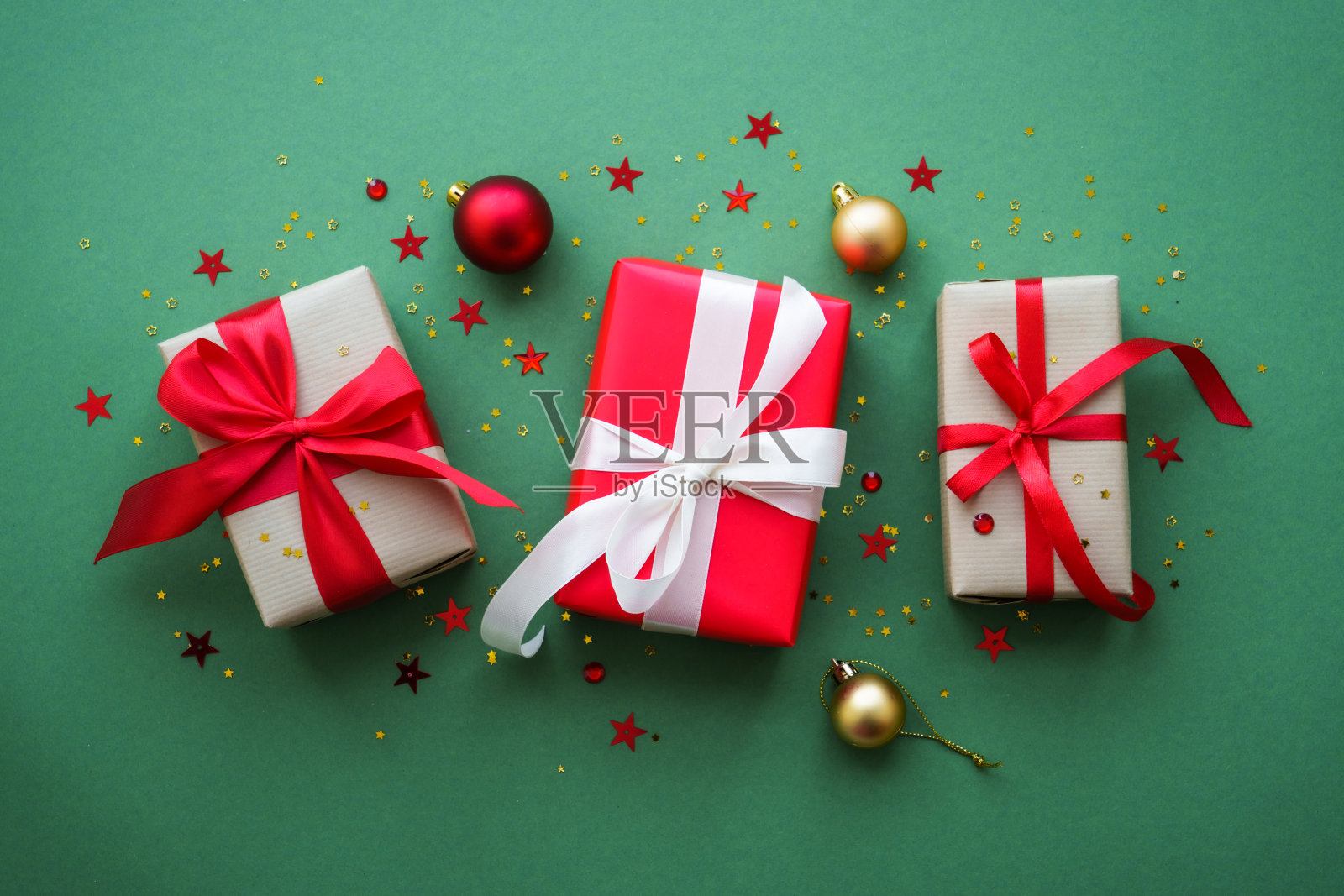 圣诞礼物和红色装饰的颜色背景。照片摄影图片
