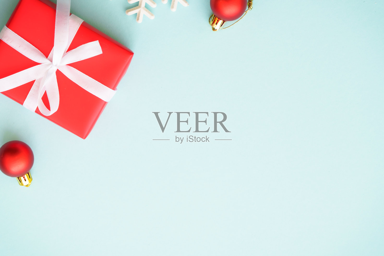 圣诞节的背景。圣诞礼物盒和装饰都是蓝色的。照片摄影图片